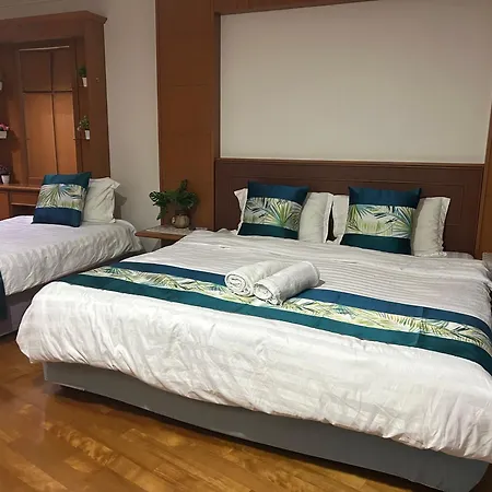 Riverbank Suites - River View Level 11, Sleeps 7 Kampung Boyan Exterior photo