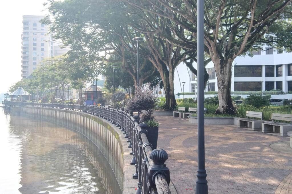 Riverbank - River View Level 11, Sleeps 7 Apartment Kampung Boyan